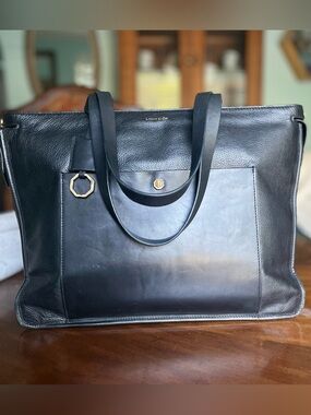 Louise et Cie Tote/Briefcase crafted of fine premium leathers. In good condition